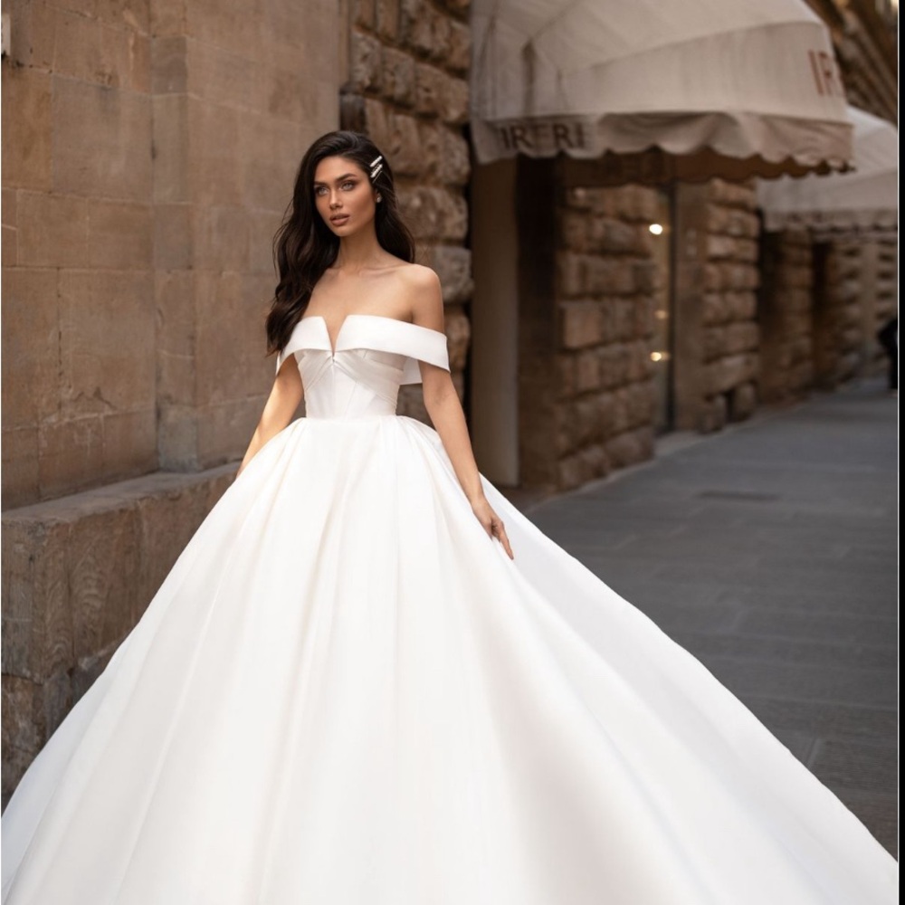 Milla Nova Audrey (Pre-loved and professionally dry cleaned)